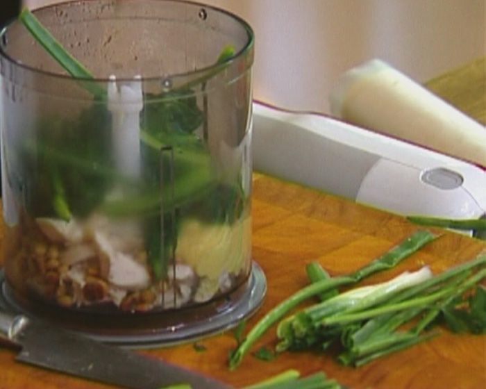 Пирожки со шпинатом, курицей и кедровыми орешками