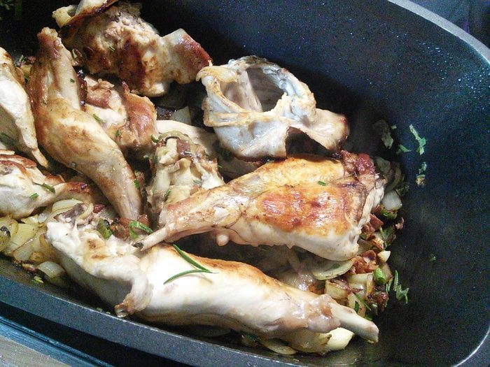 Кролик, тушенный с белыми грибами в сырном соусе