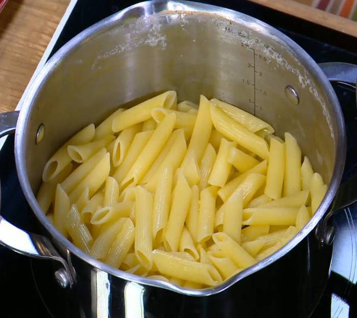 Пенне с цветной капустой и беконом 