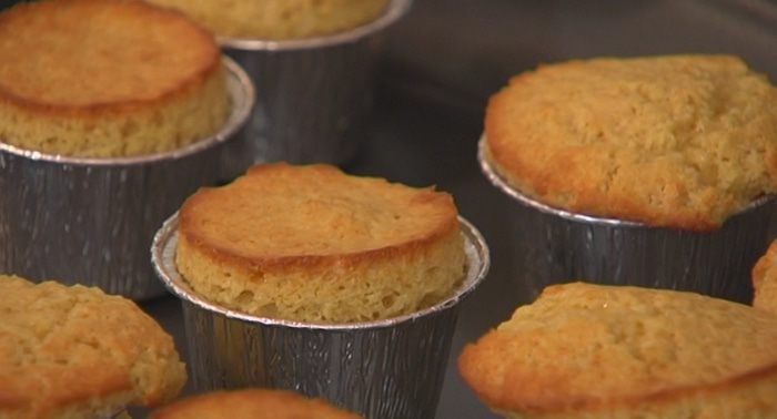 Кокосовые капкейки со свежими ягодами