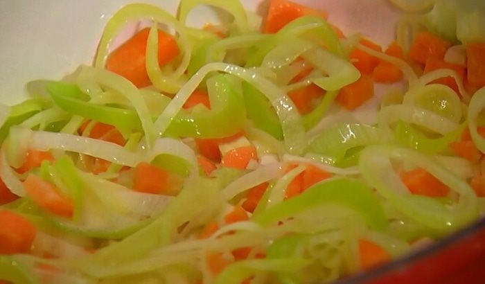 Овощной суп с курицей и яичной лапшой