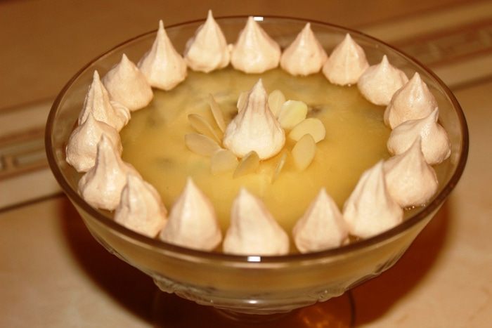 Шоколадно-ананасовый десерт с меренгами