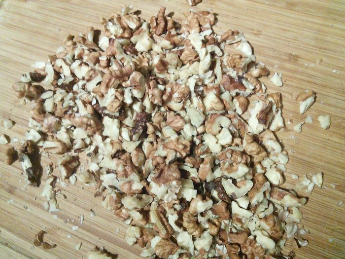 Салат с панированной грушей и ореховой заправкой 