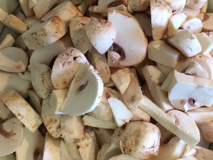 Курица с шампиньонами в сливочно-сырном соусе