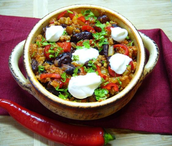 Чили кон карне с хрустящей фасолью