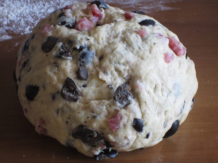 Мини-бриоши с салями и оливками