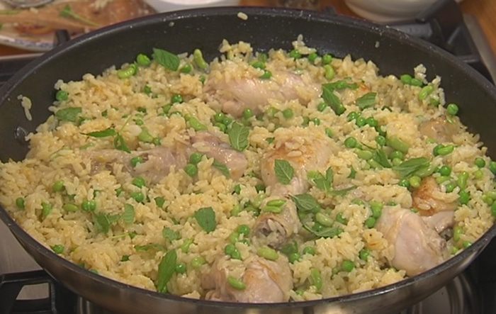 Весенняя паэлья с курицей и молодыми овощами