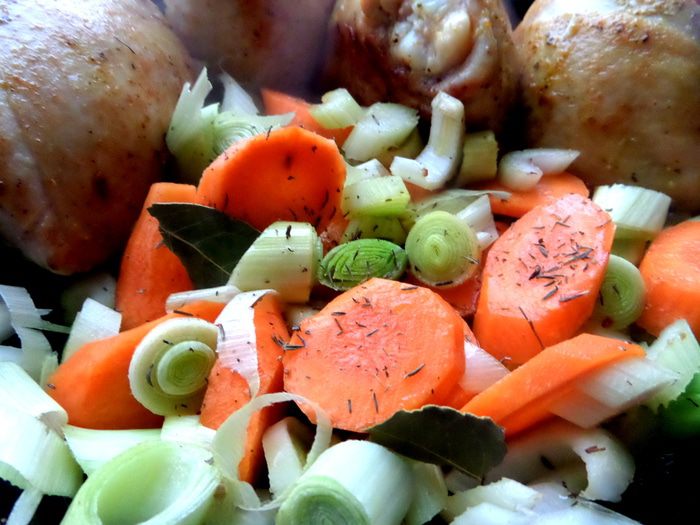 Куриные бёдра с овощами и соусом