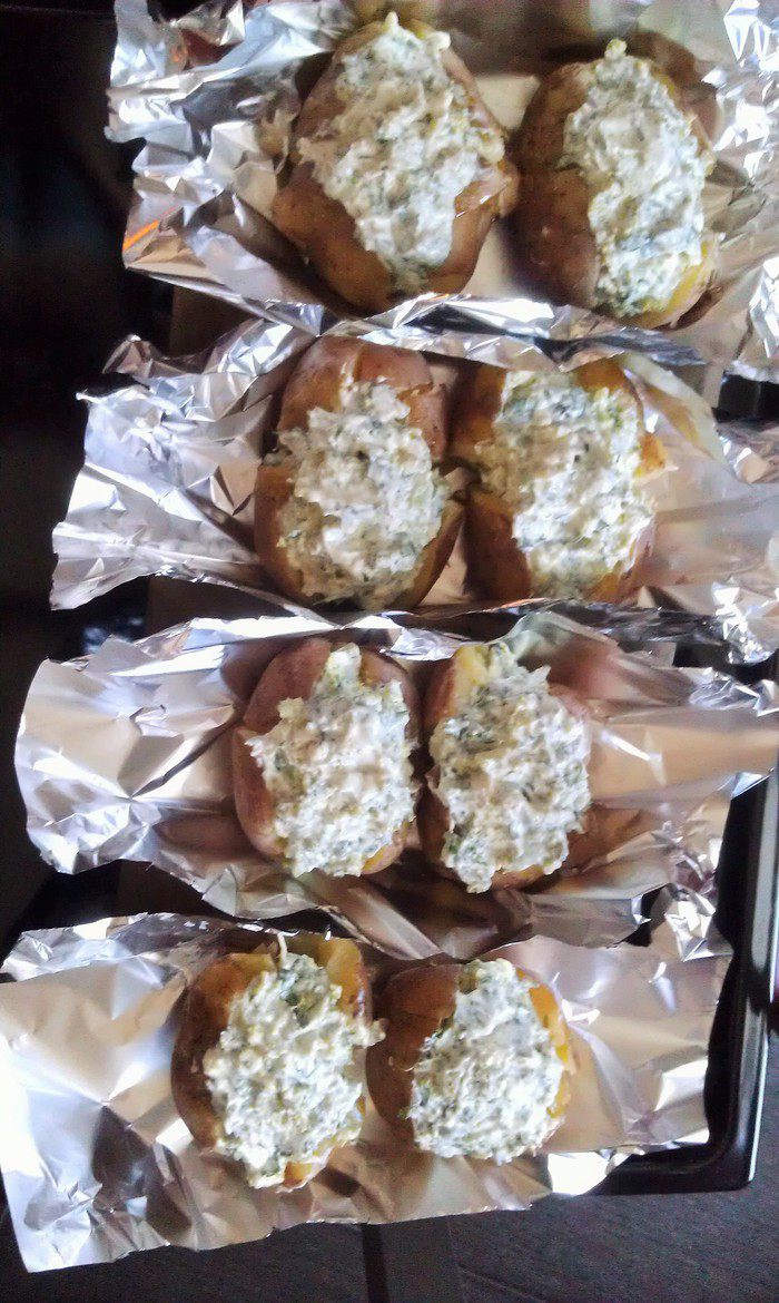 Картофель, фаршированный брокколи и сыром