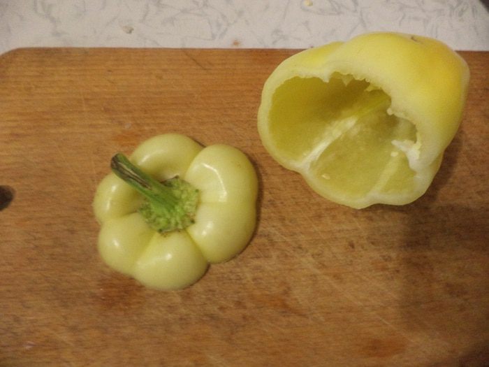 Перец, фаршированный  рисом, курицей и перчиком чили