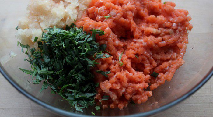 Кебаб из лосося  с тархуном и винным соусом