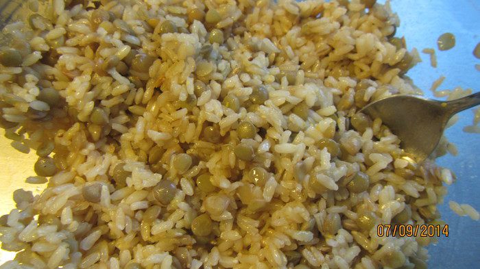 Салат из коричневого риса с шампиньонами и чечевицей