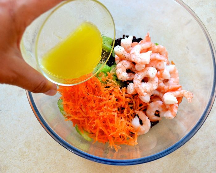 Салат с черным рисом Венере и креветками