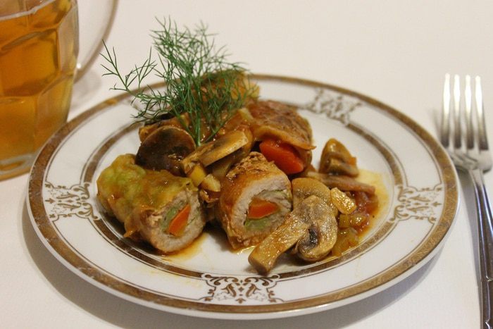 Рулетики из свинины с овощами