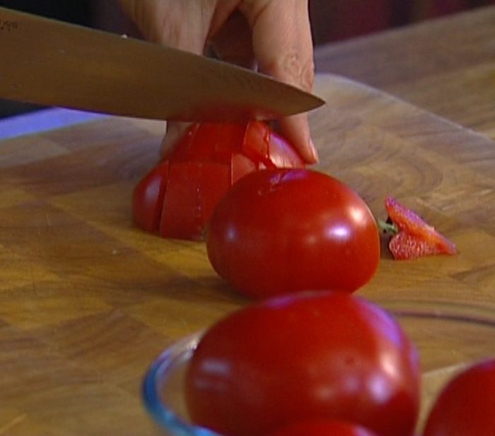 Спагетти с семгой, руколой и помидорами