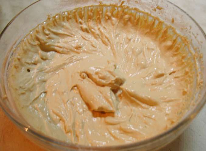 Карамельный медовик с клубникой