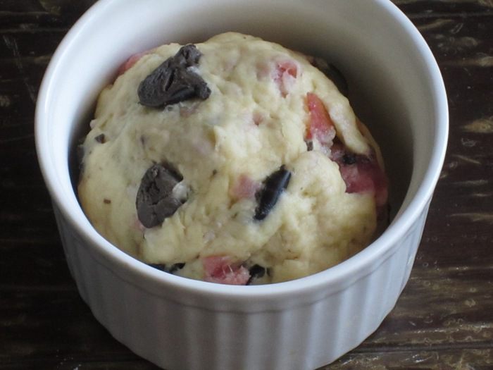 Мини-бриоши с салями и оливками