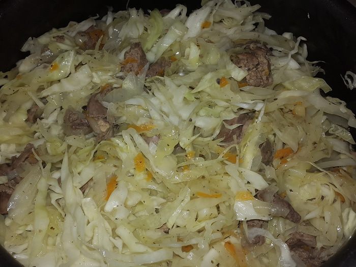 Капуста с куриной печенью и сердечками