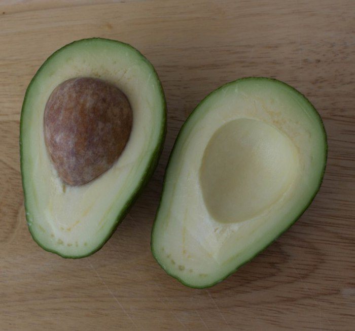 Томатный салат с авокадо-гриль