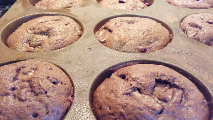 Шоколадные маффины с малиной