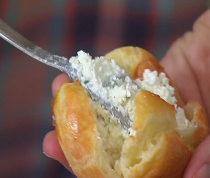 Эклеры с начинкой из творога и зелени