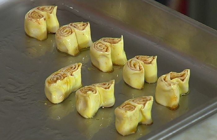 Слоеные ушки с персиковым соусом 