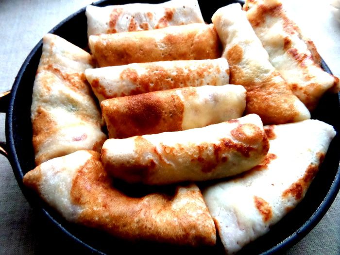 Дрожжевые блины с луково-сырной начинкой