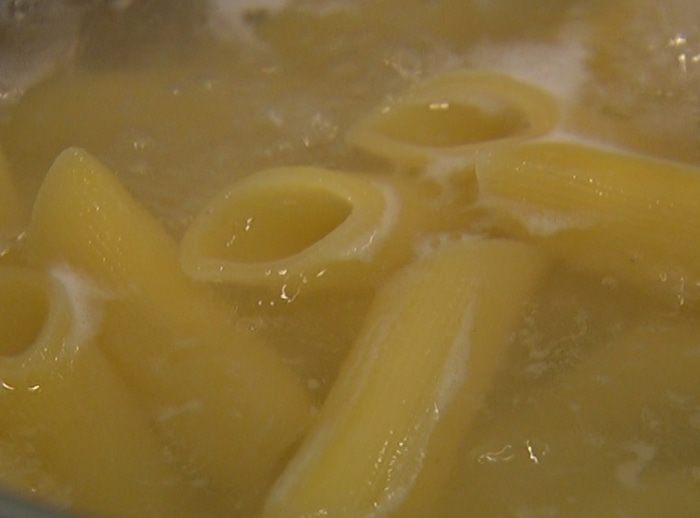 Пенне с острыми колбасками и сладким перцем 