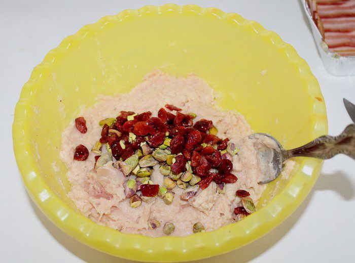 Куриный террин с вяленой клюквой и фисташками