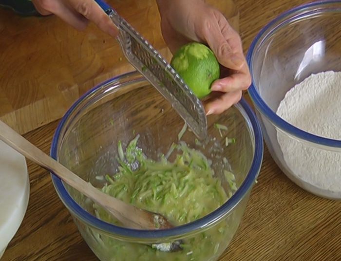 Маффины с кабачком, кардамоном и лаймом 