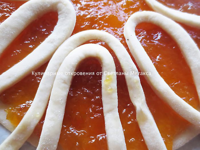 Пирог с начинкой из абрикосового джема (Фигурная выпечка - идея авторская)