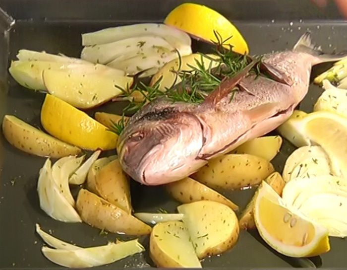 Дорада, запеченная с овощами и розмарином 