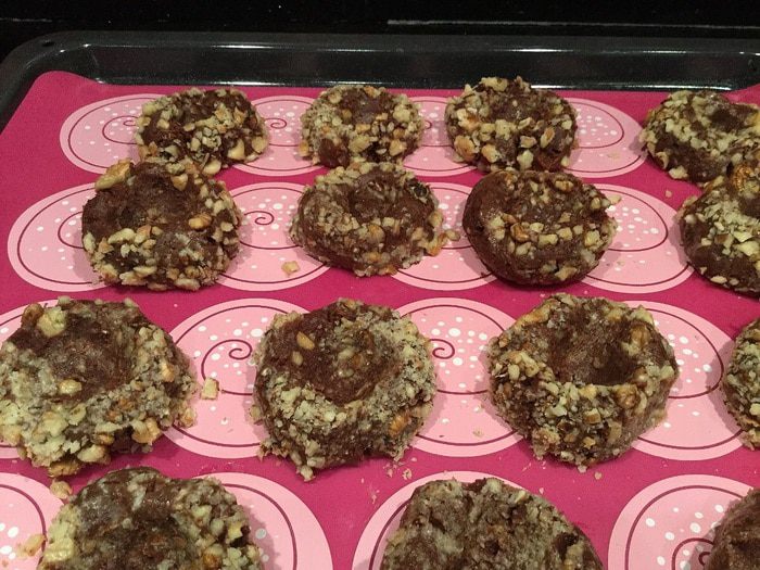 Шоколадное печенье с орехами и джемом
