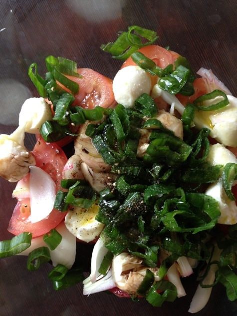 Запеченная рыба на овощной подушке с моцареллой