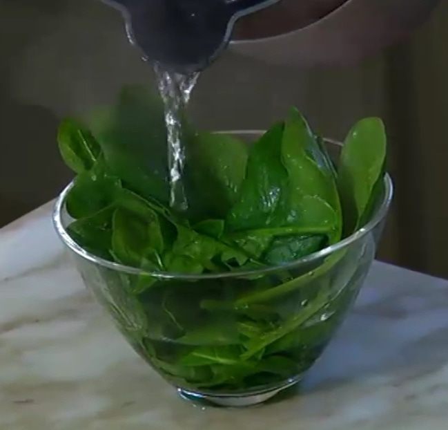 Открытый пирог с рыбой, моцареллой и шпинатом 