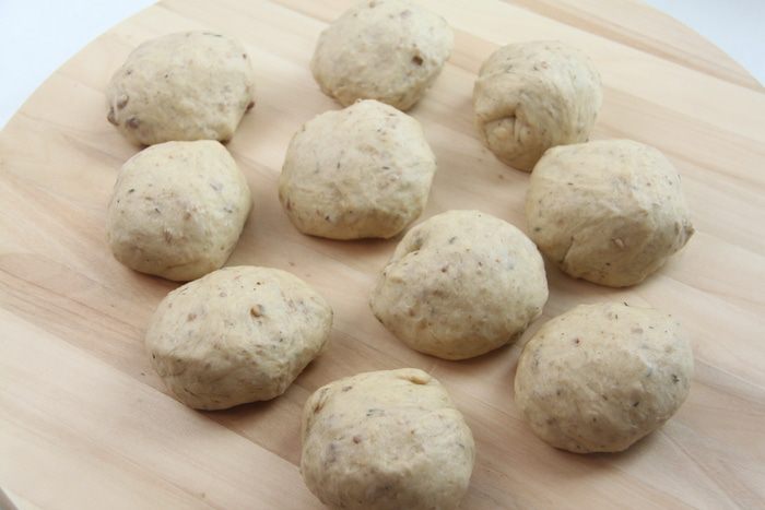 Каштановые булочки с брусникой