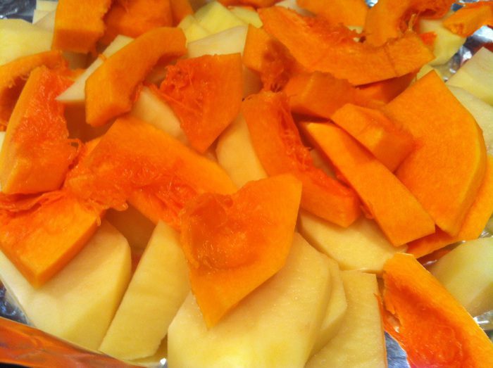 Дорада, запеченная с овощами и травами