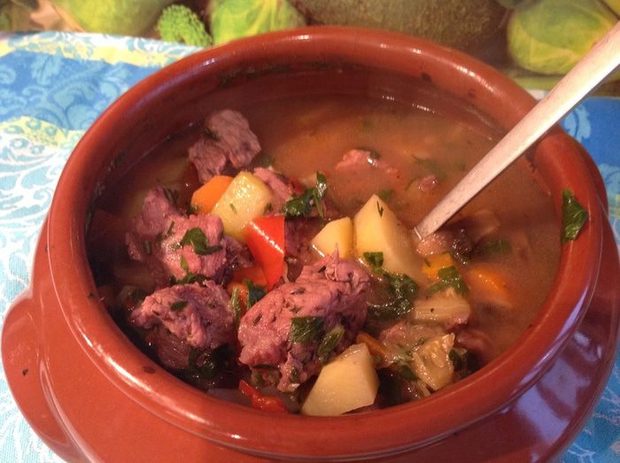 Говядина тушеная с овощами в горшочке