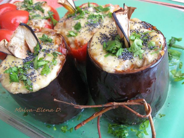 Баклажаны и перцы с кориандром, сыром и овощами