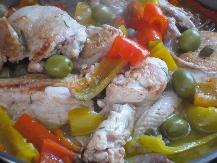 Курица с оливками и сладким перцем