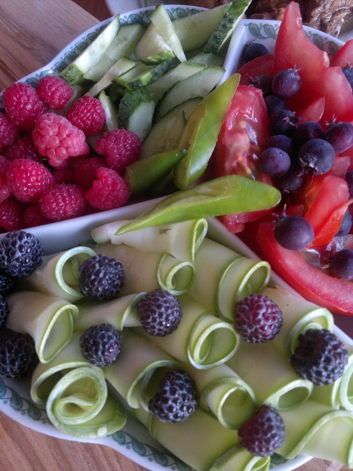 Овощное ассорти с ягодами 