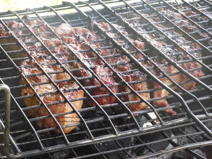 Свиные ребра в медовом маринаде на углях