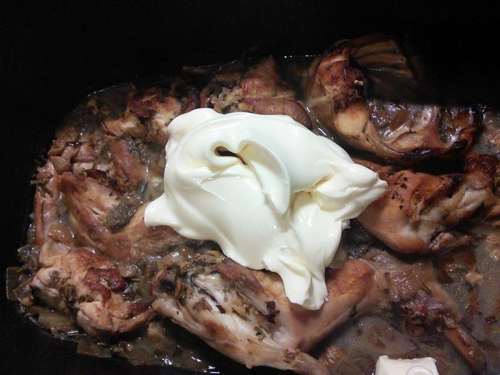 Кролик, тушенный с белыми грибами в сырном соусе