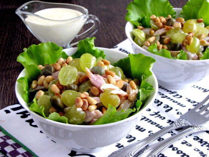 Куриный салат с виноградом и кедровыми орешками