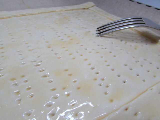 Слоеный пирог с помидорами и базиликом