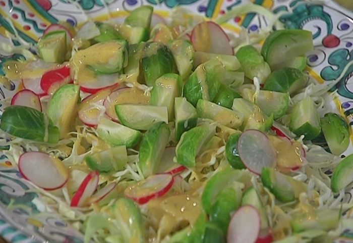 Хрустящий капустный салат с грушей и орехами 