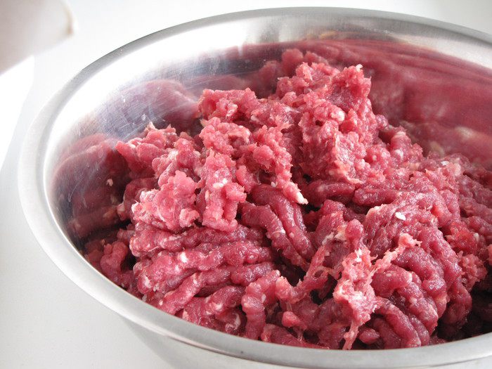 Открытый пирог с бараниной, грибами и помидорами