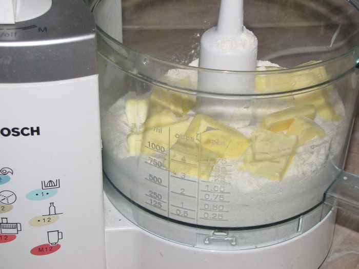 Пирог с луком-пореем и белыми грибами