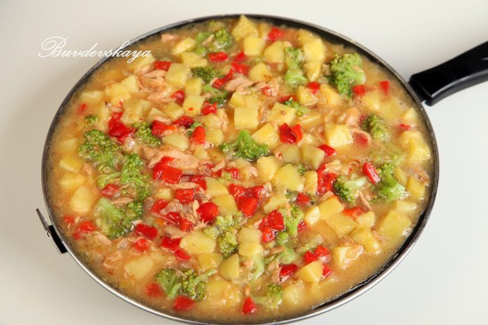 Испанская тортилья с тунцом и брокколи 