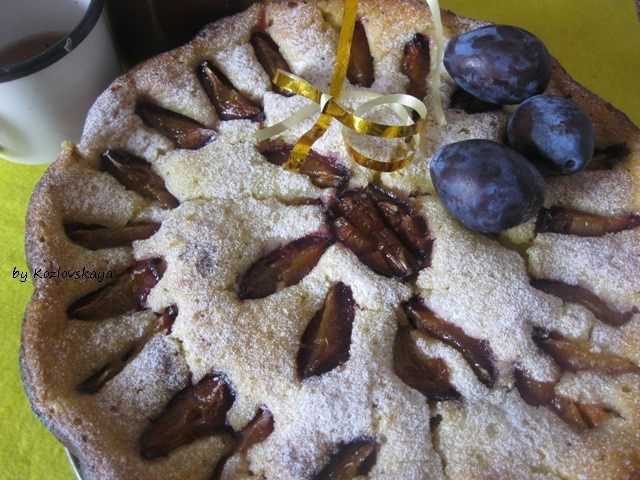 Пряный сливовый пирог с медом